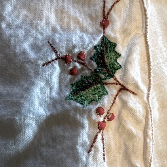 Vintage Lenox Christmas Embroidered Ecru Placemats with Holly Berries - Picture 6 of 10